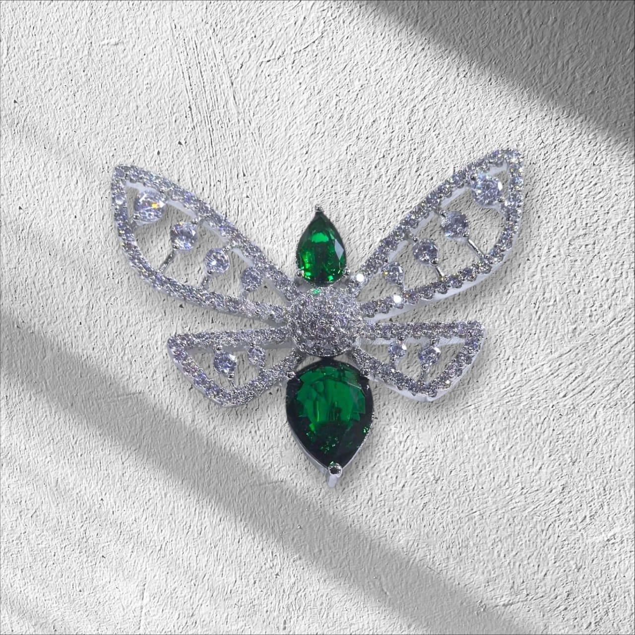 The Emerald Jewel Moth/Bee Brooch made of 925 silver