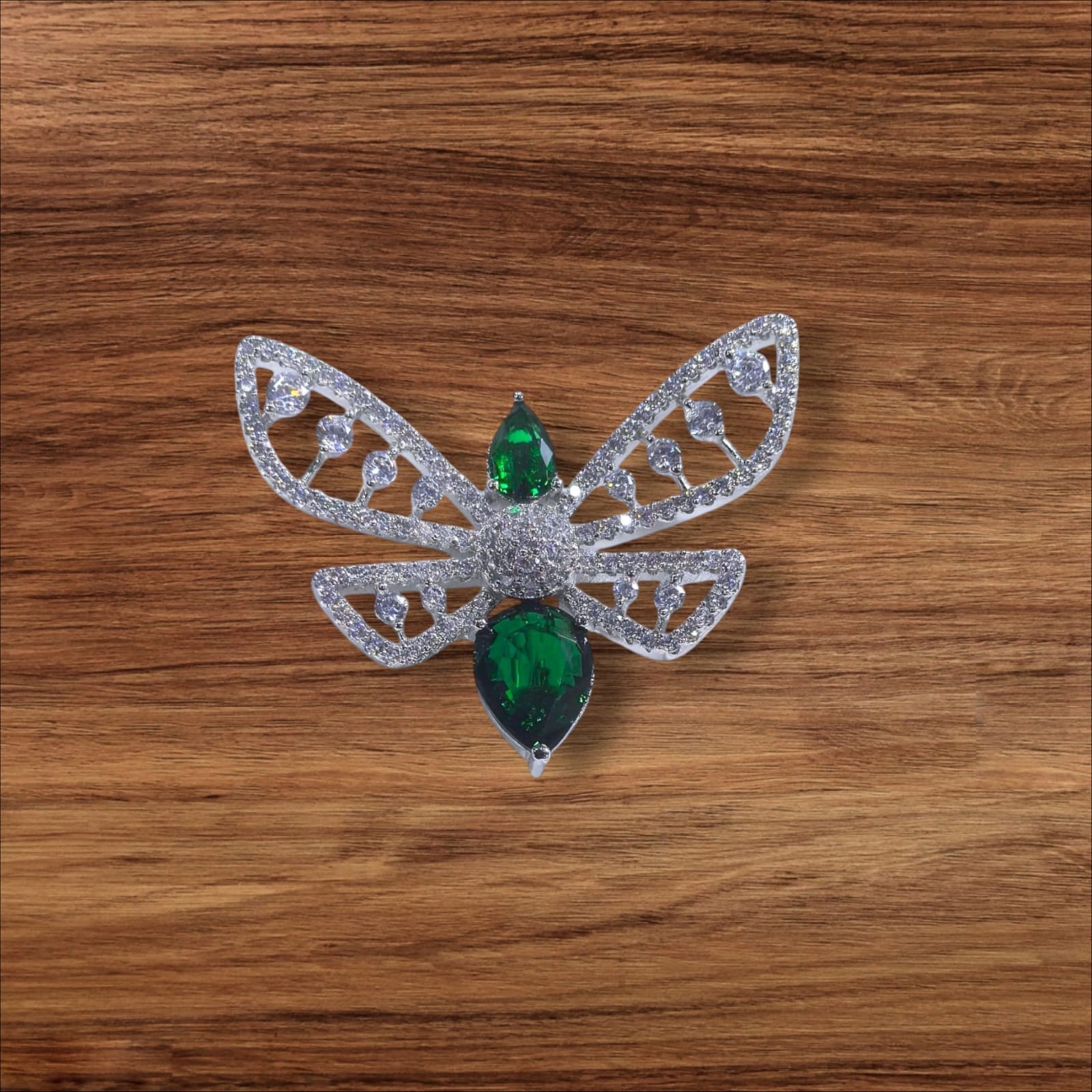The Emerald Jewel Moth/Bee Brooch made of 925 silver
